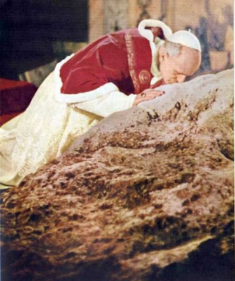 Pablo VI besa la roca de Pedro | Terra Sancta México